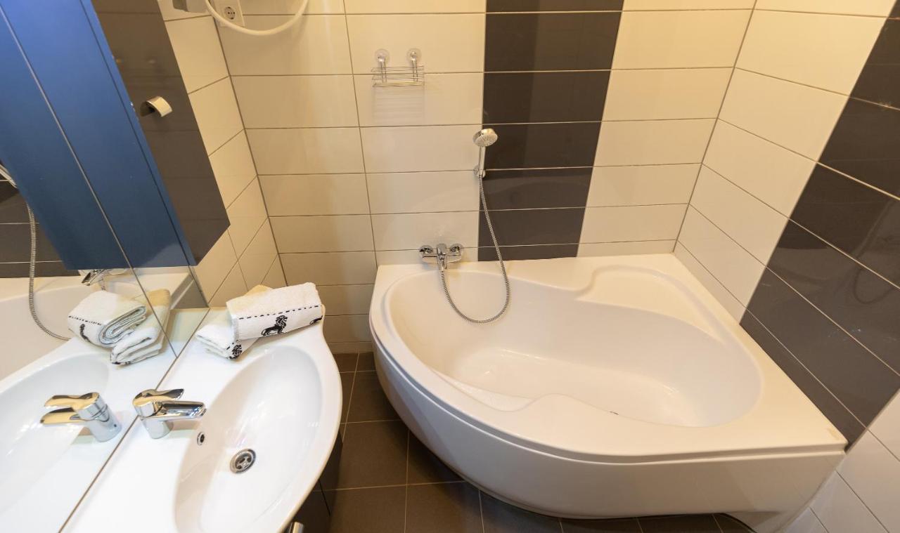 Wiky'S Apartman With 3Bathrooms Budapest Exteriör bild